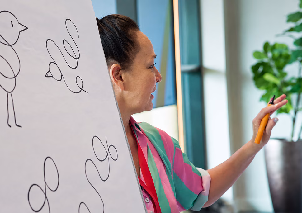 Francis Liem geeft workshop live tekenen aan woningcorporaties