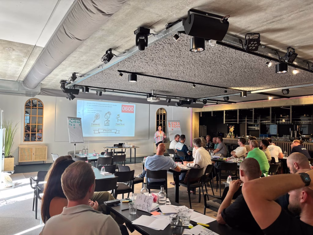 Medewerkers van Hanab Energy Solutions tijdens een workshop zakelijk tekenen